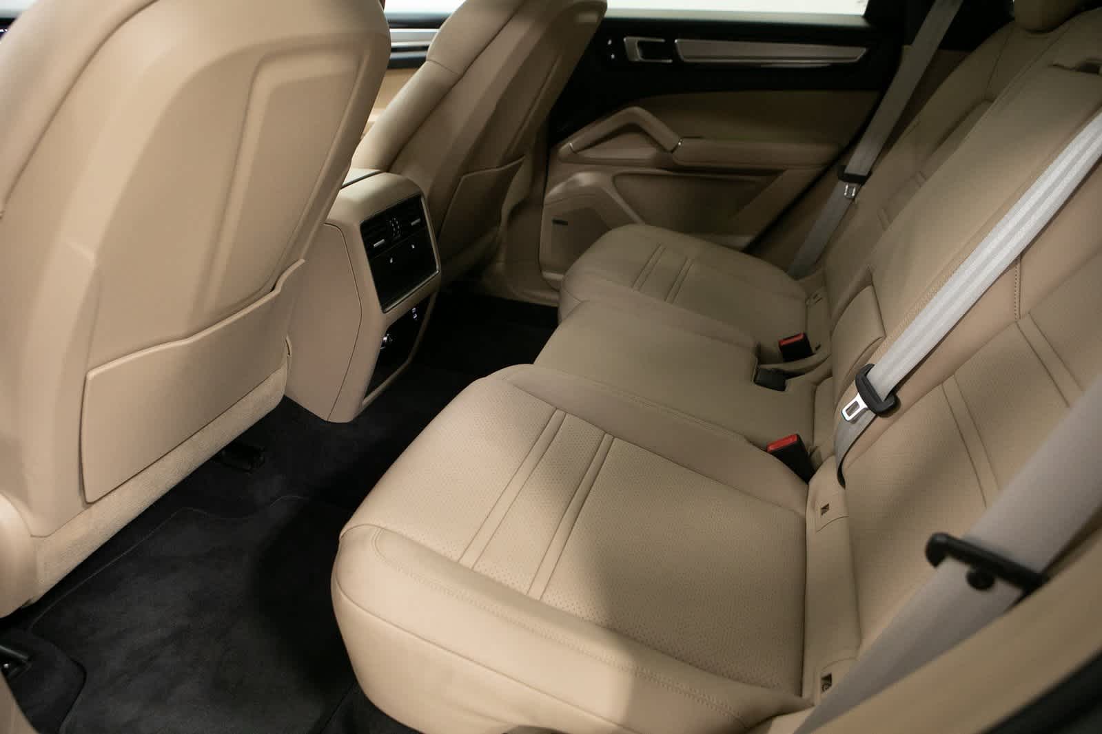 Thumbnail: 2022 Porsche Cayenne - 23