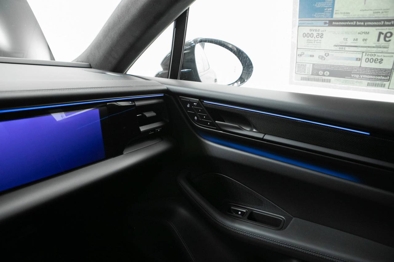 Thumbnail: 2025 Porsche Macan - 31