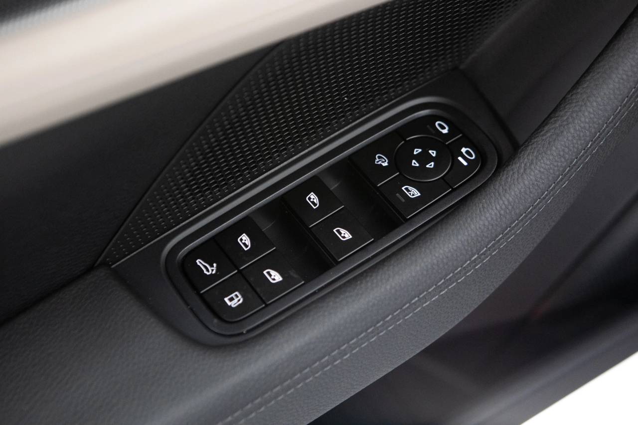 Thumbnail: 2026 Porsche Panamera - 25