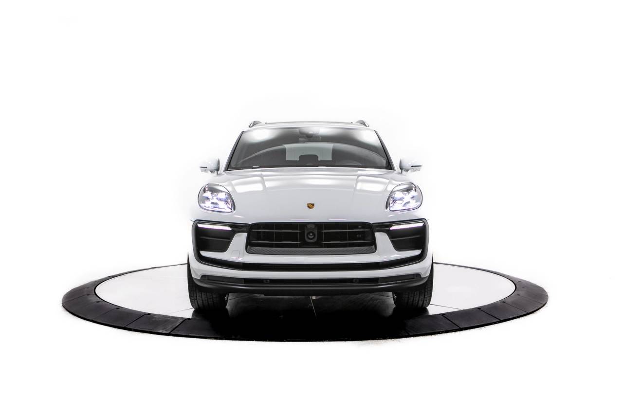 Thumbnail: 2026 Porsche Macan - 10