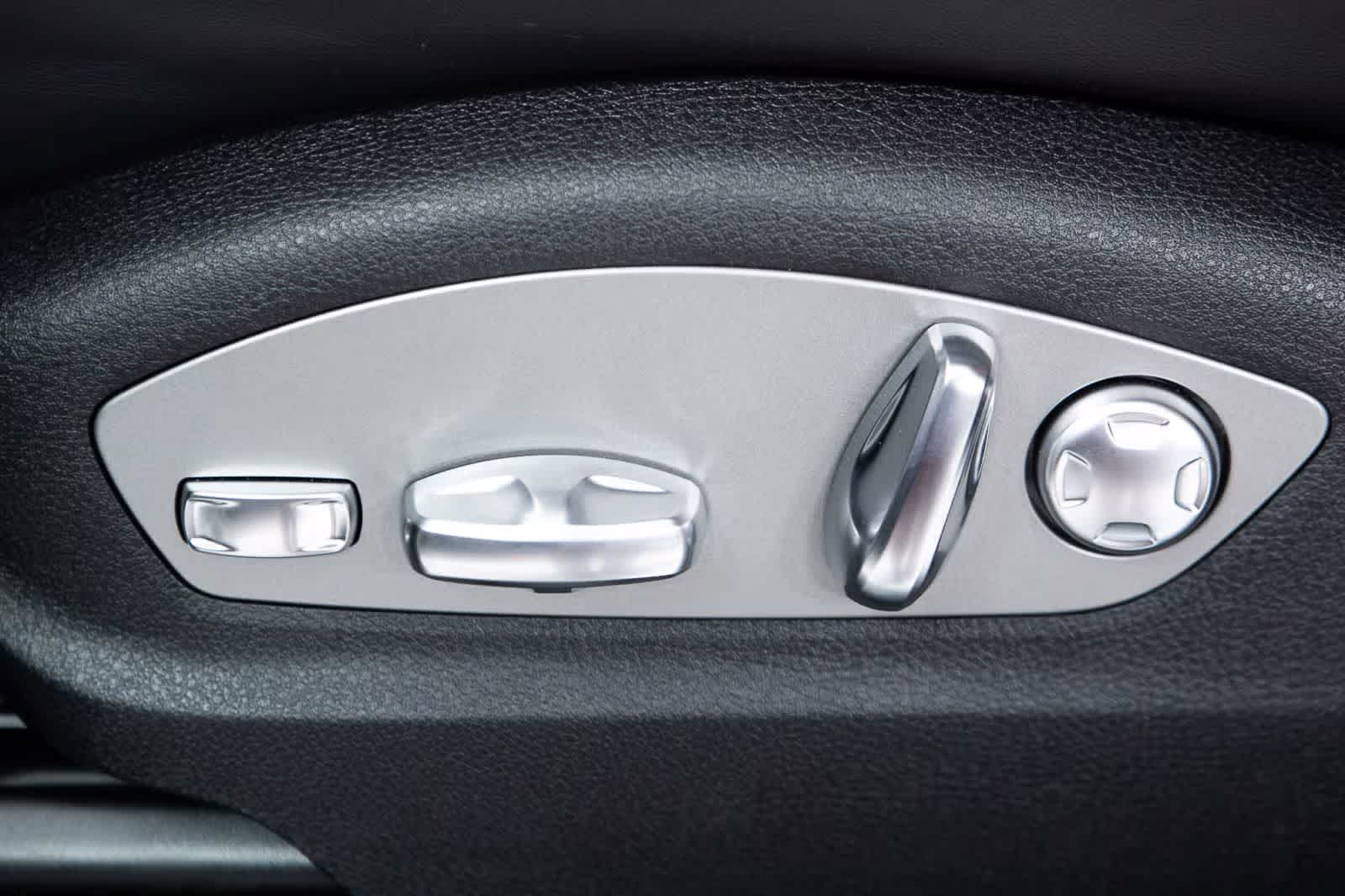 Thumbnail: 2025 Porsche Macan - 24