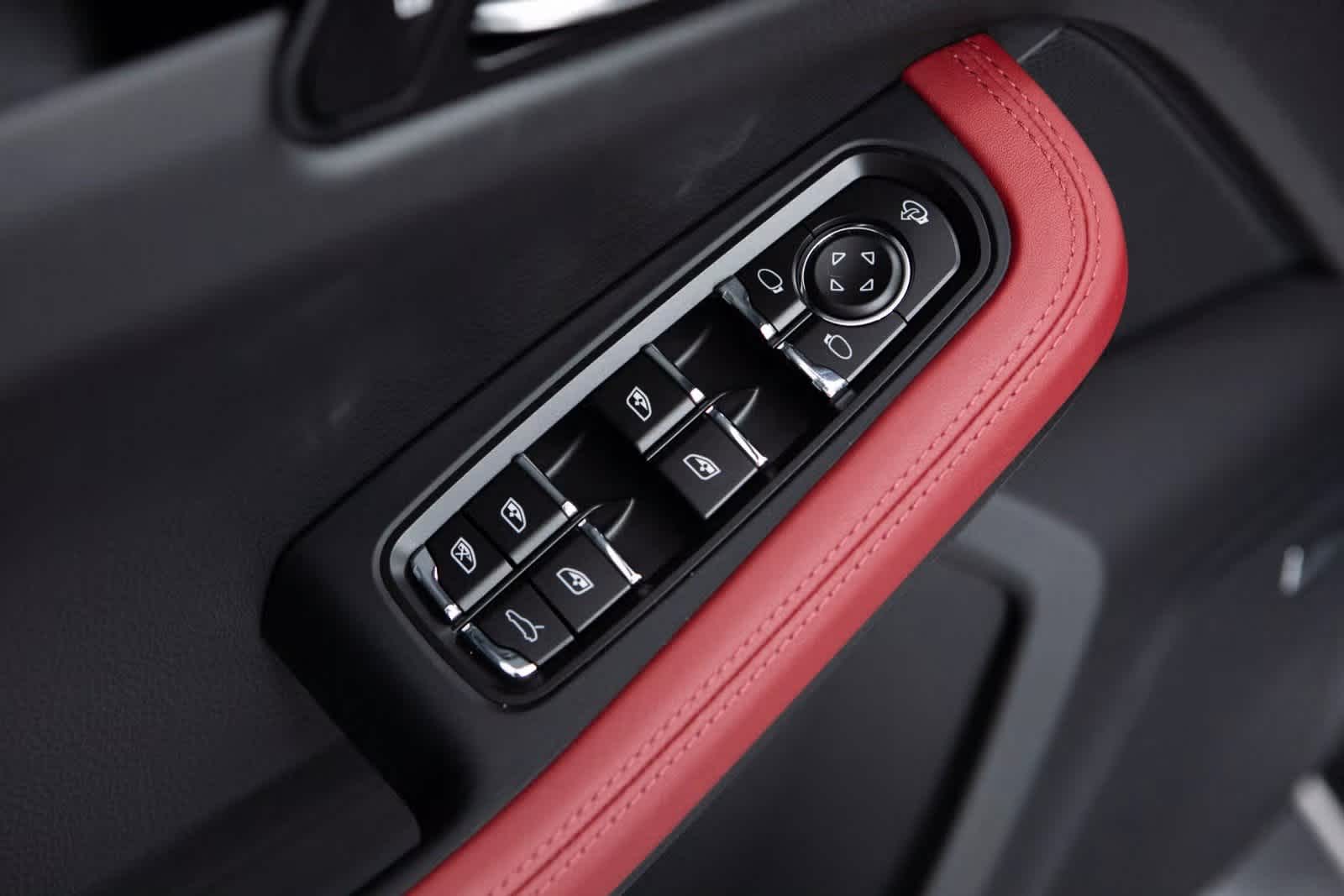 Thumbnail: 2025 Porsche Macan - 21