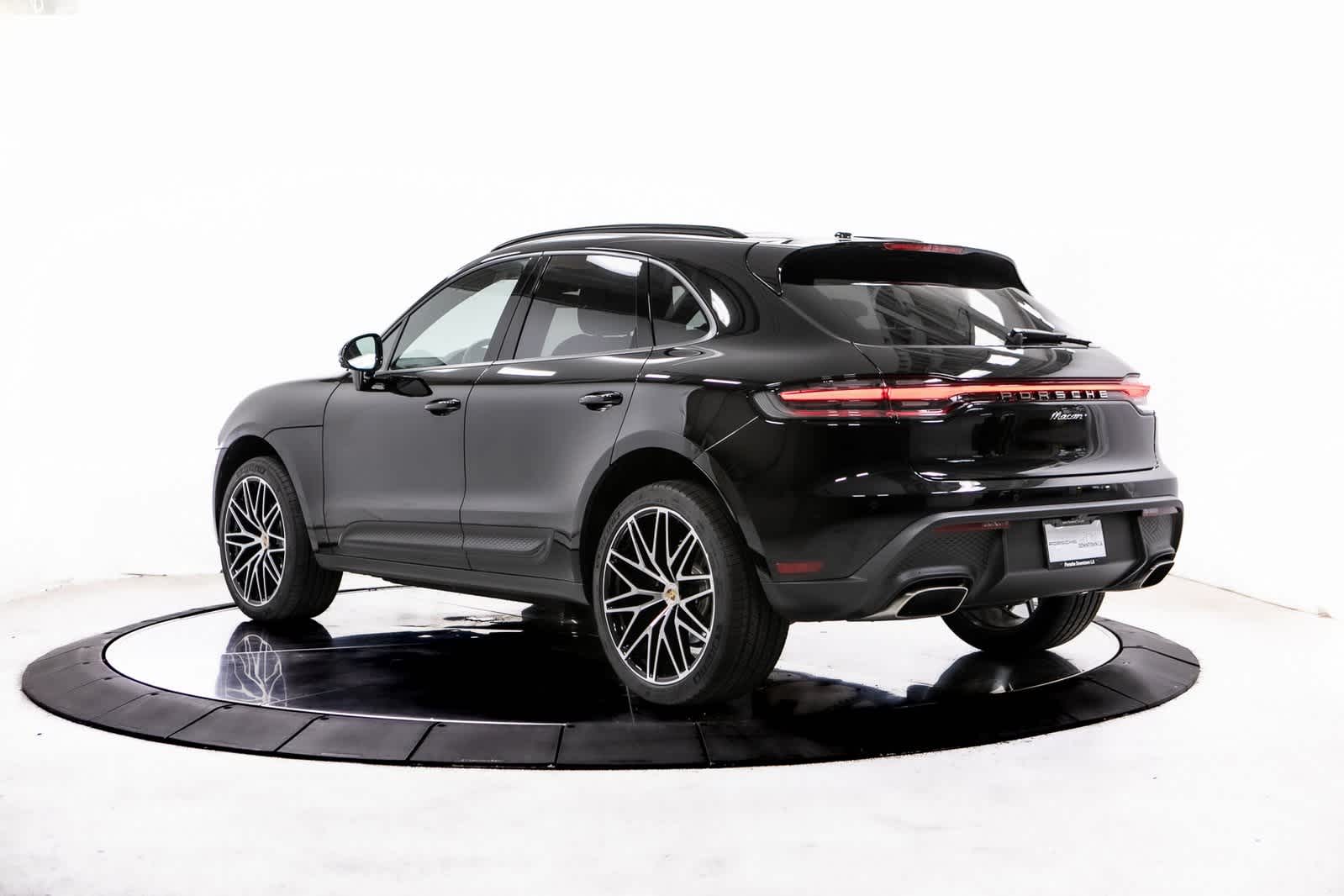 2025 Porsche Macan Base photo 3