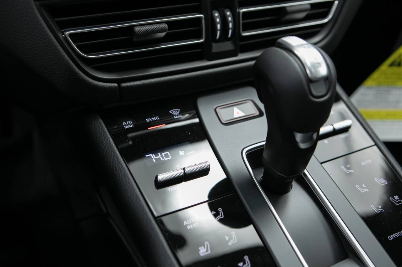 Thumbnail: 2026 Porsche Macan - 27