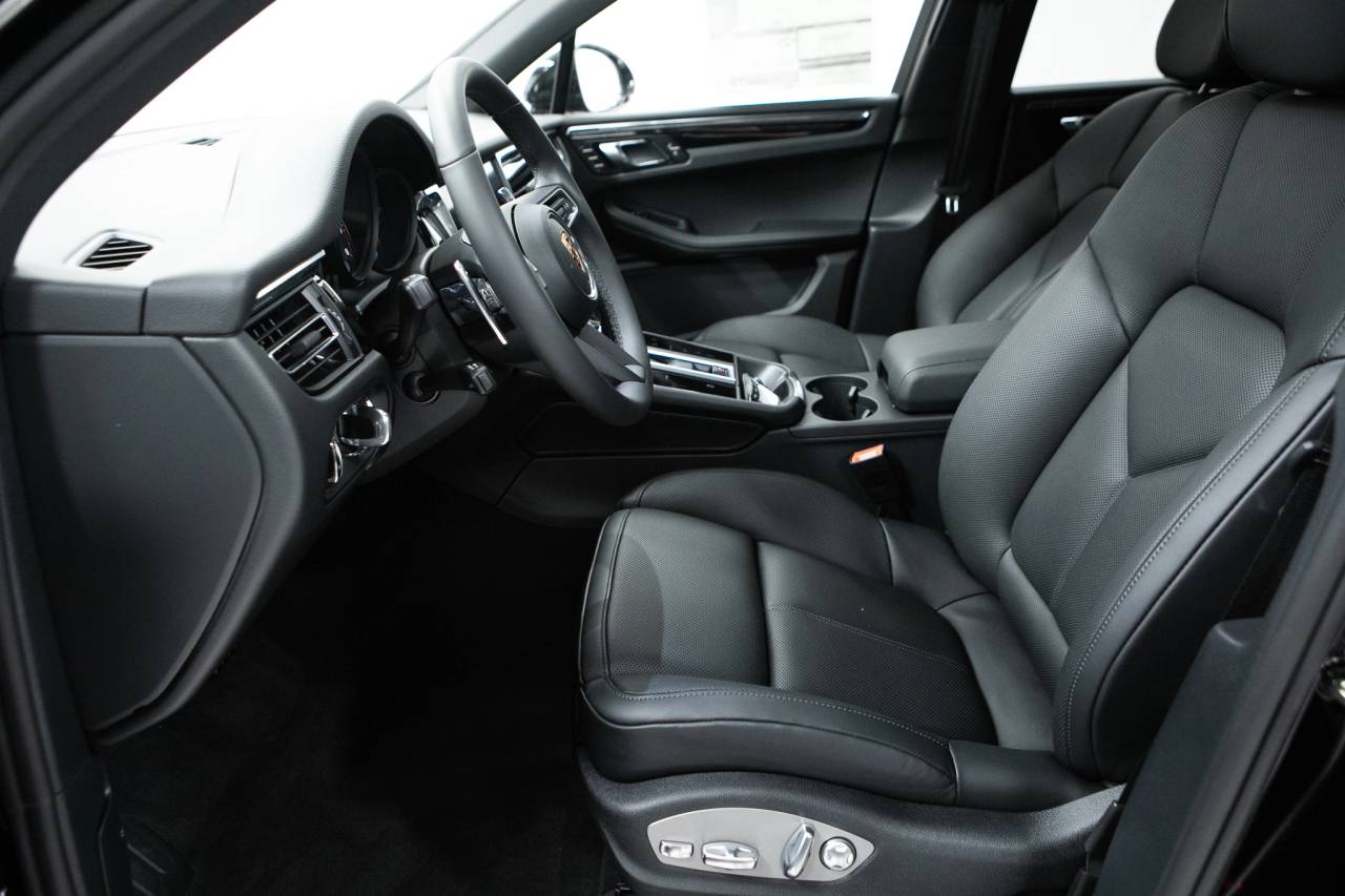 Thumbnail: 2026 Porsche Macan - 23