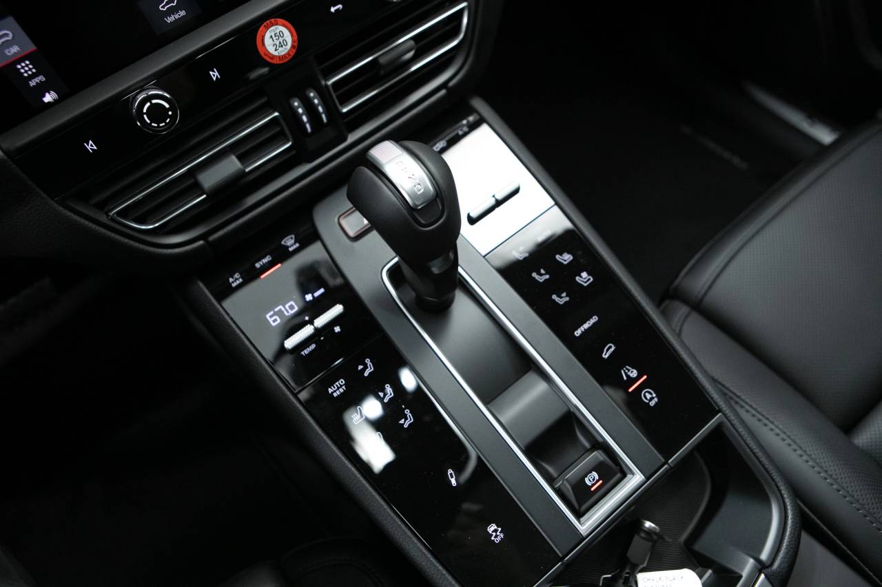 Thumbnail: 2026 Porsche Macan - 27