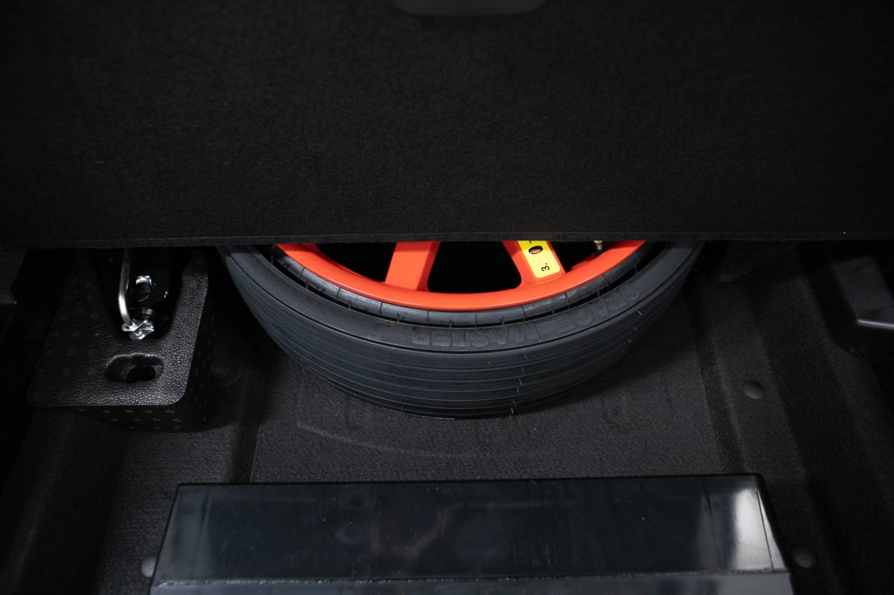 Thumbnail: 2026 Porsche Macan - 40