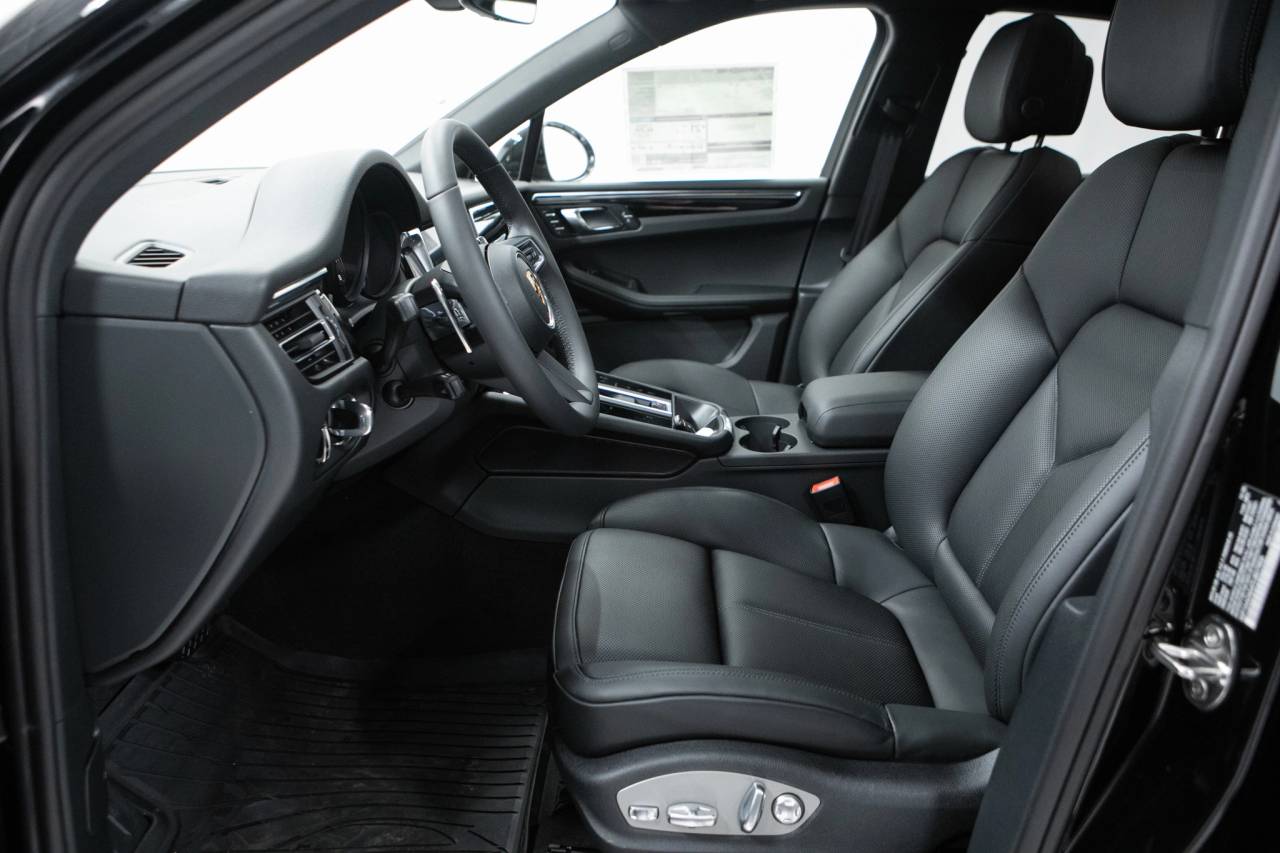 Thumbnail: 2026 Porsche Macan - 22