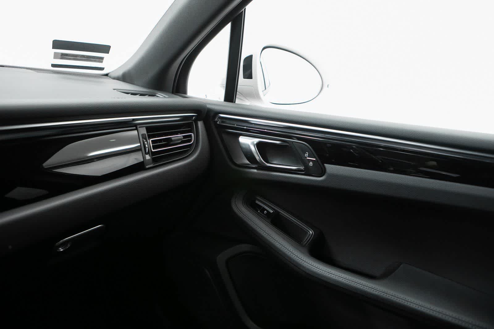 Thumbnail: 2023 Porsche Macan - 24