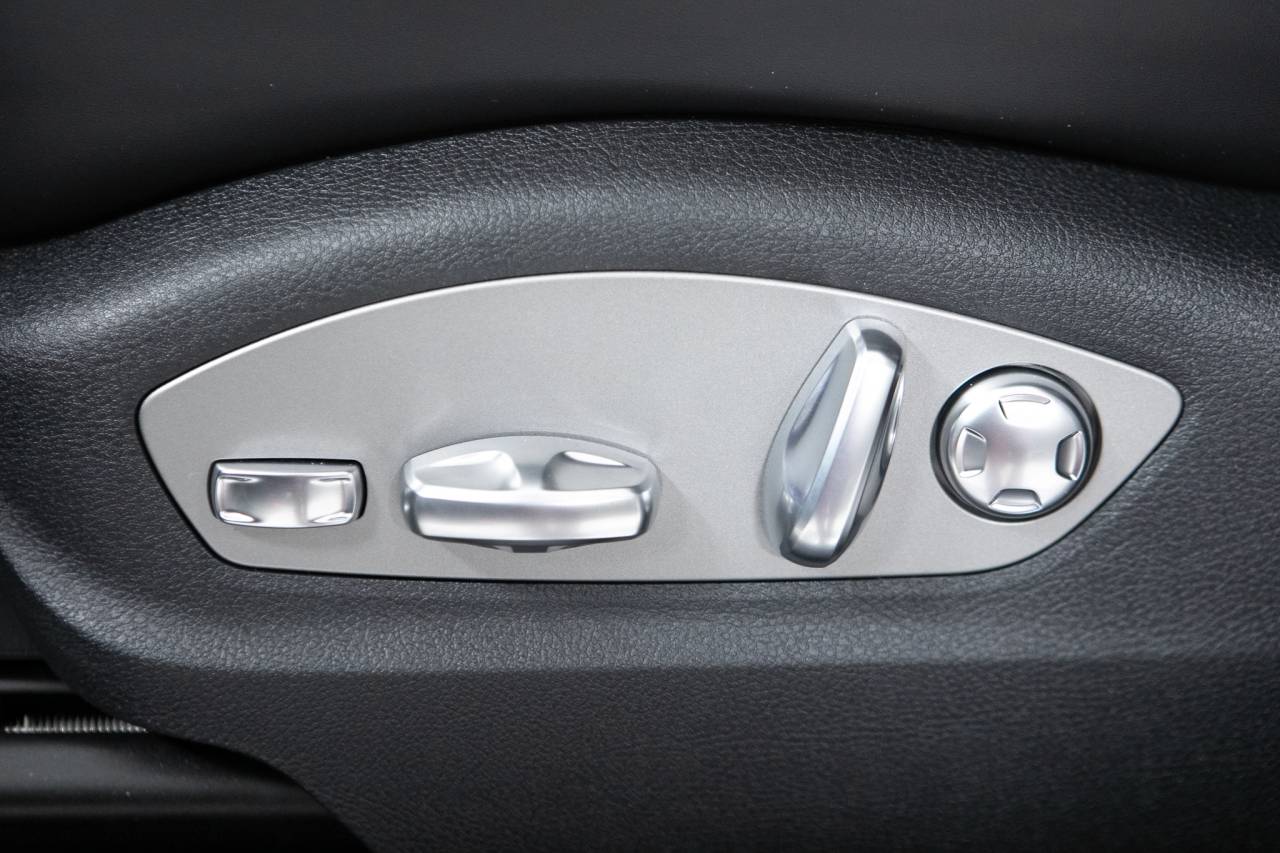 Thumbnail: 2026 Porsche Macan - 24