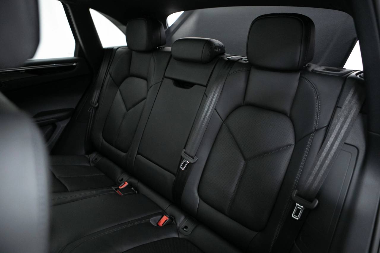 Thumbnail: 2026 Porsche Macan - 34