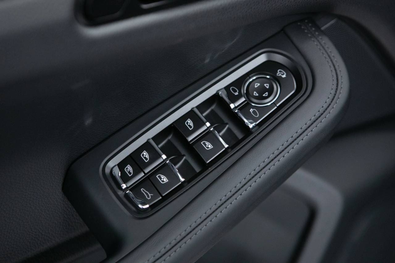 Thumbnail: 2026 Porsche Macan - 25