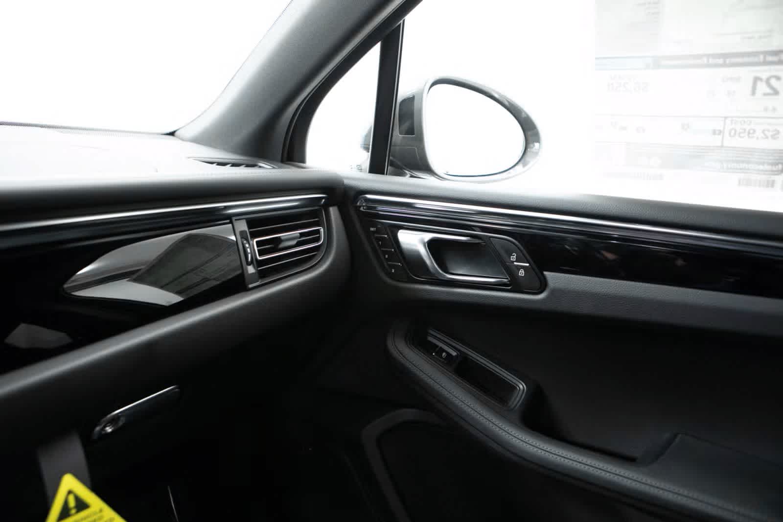 Thumbnail: 2026 Porsche Macan - 32