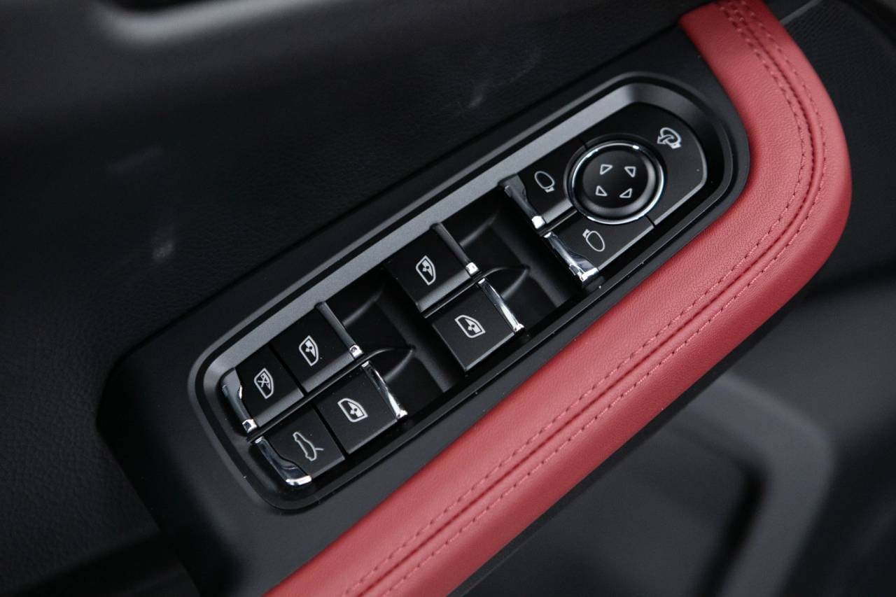 Thumbnail: 2026 Porsche Macan - 26