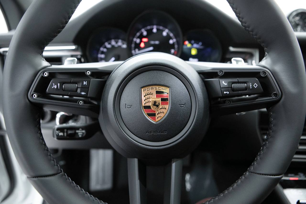 Thumbnail: 2026 Porsche Macan - 21