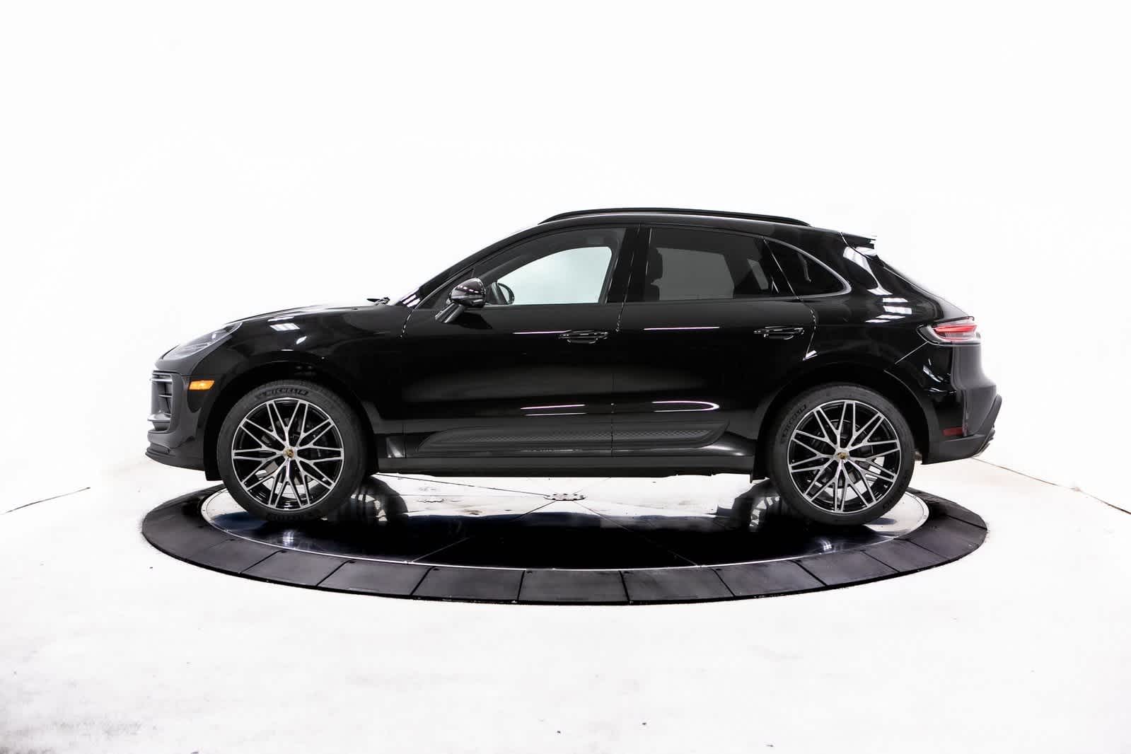 2025 Porsche Macan Base photo 2