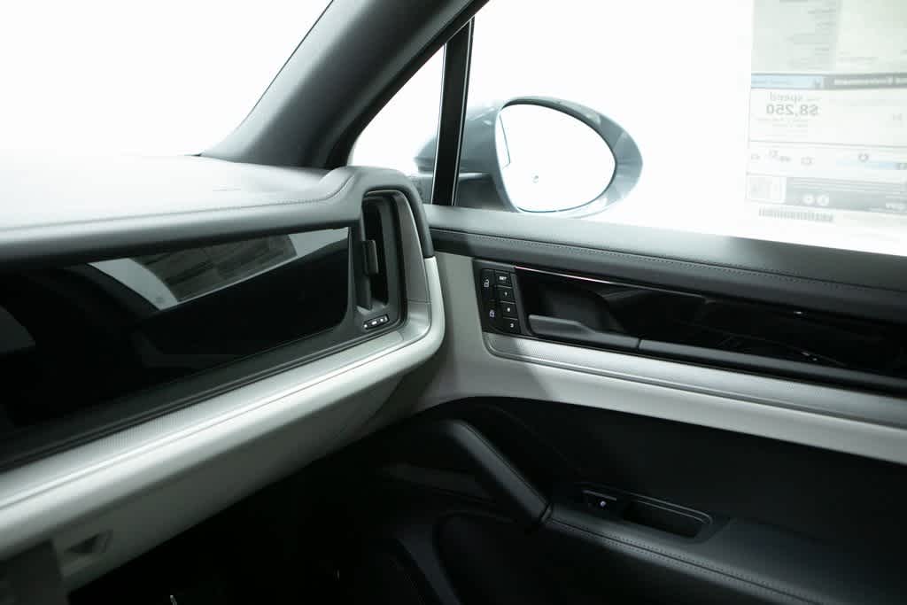 Thumbnail: 2025 Porsche Cayenne - 30