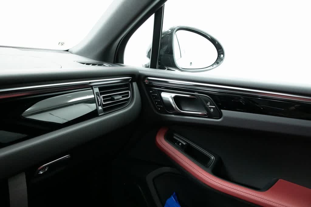 Thumbnail: 2025 Porsche Macan - 25