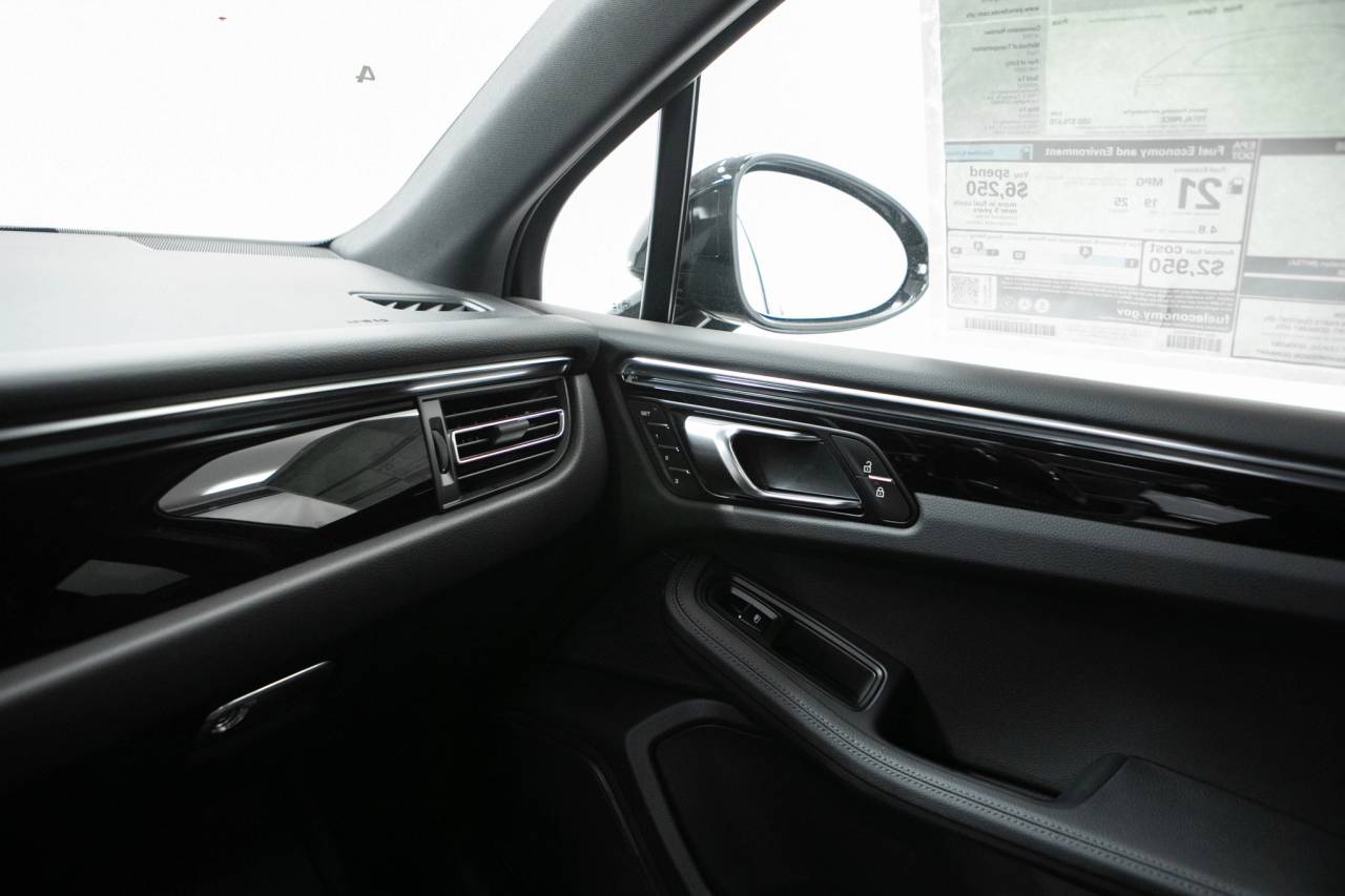 Thumbnail: 2026 Porsche Macan - 31