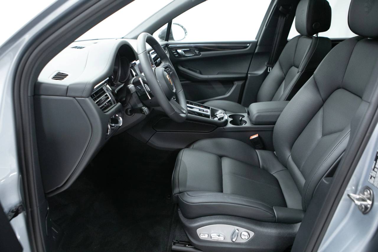 Thumbnail: 2026 Porsche Macan - 23