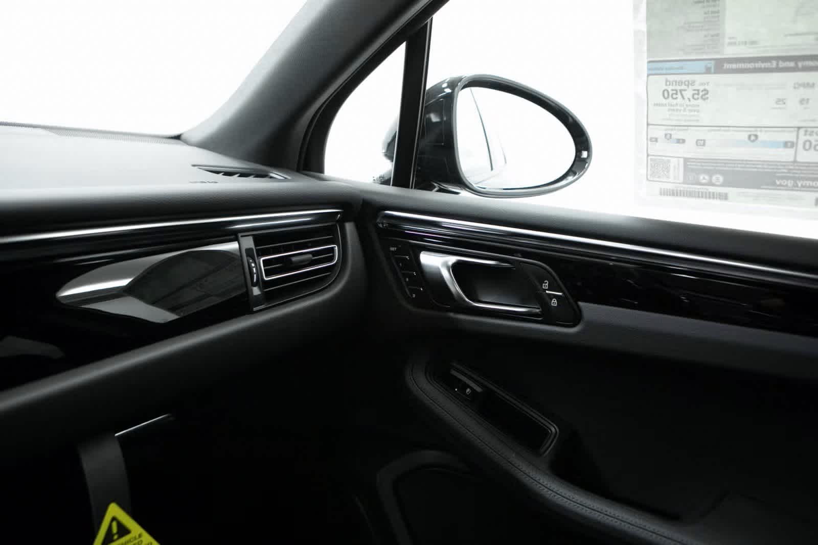 Thumbnail: 2025 Porsche Macan - 24