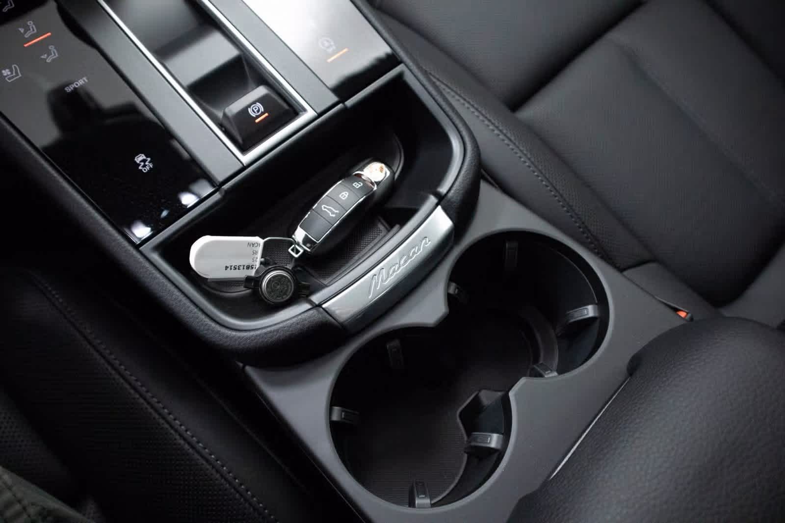 Thumbnail: 2025 Porsche Macan - 26