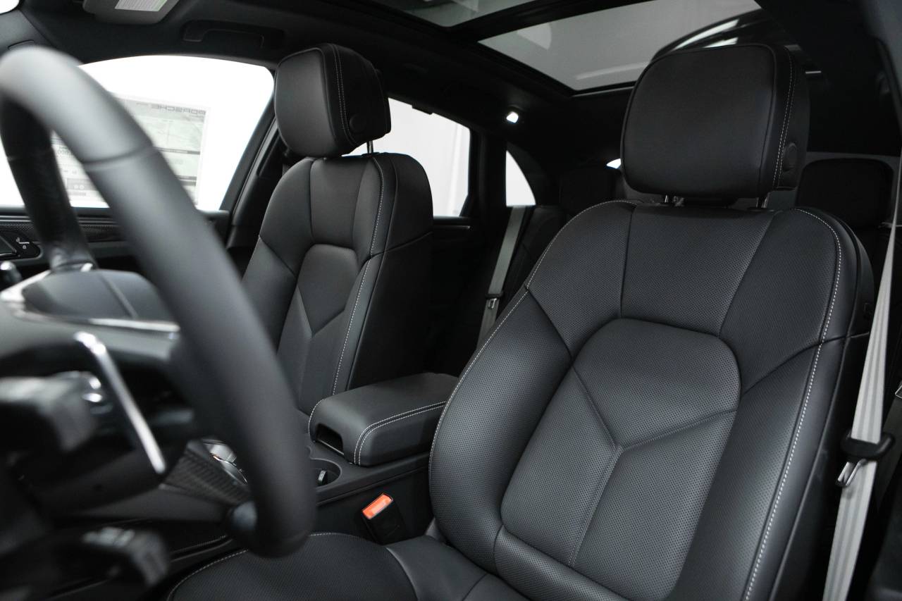 Thumbnail: 2026 Porsche Macan - 5