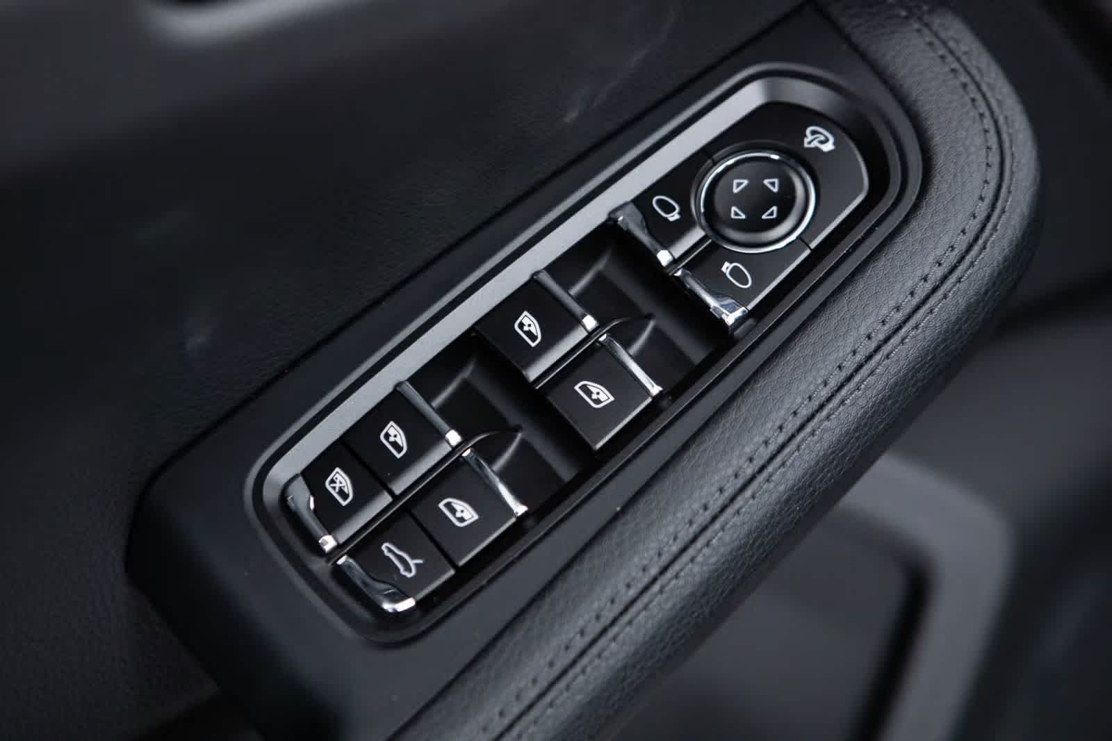 Thumbnail: 2026 Porsche Macan - 25