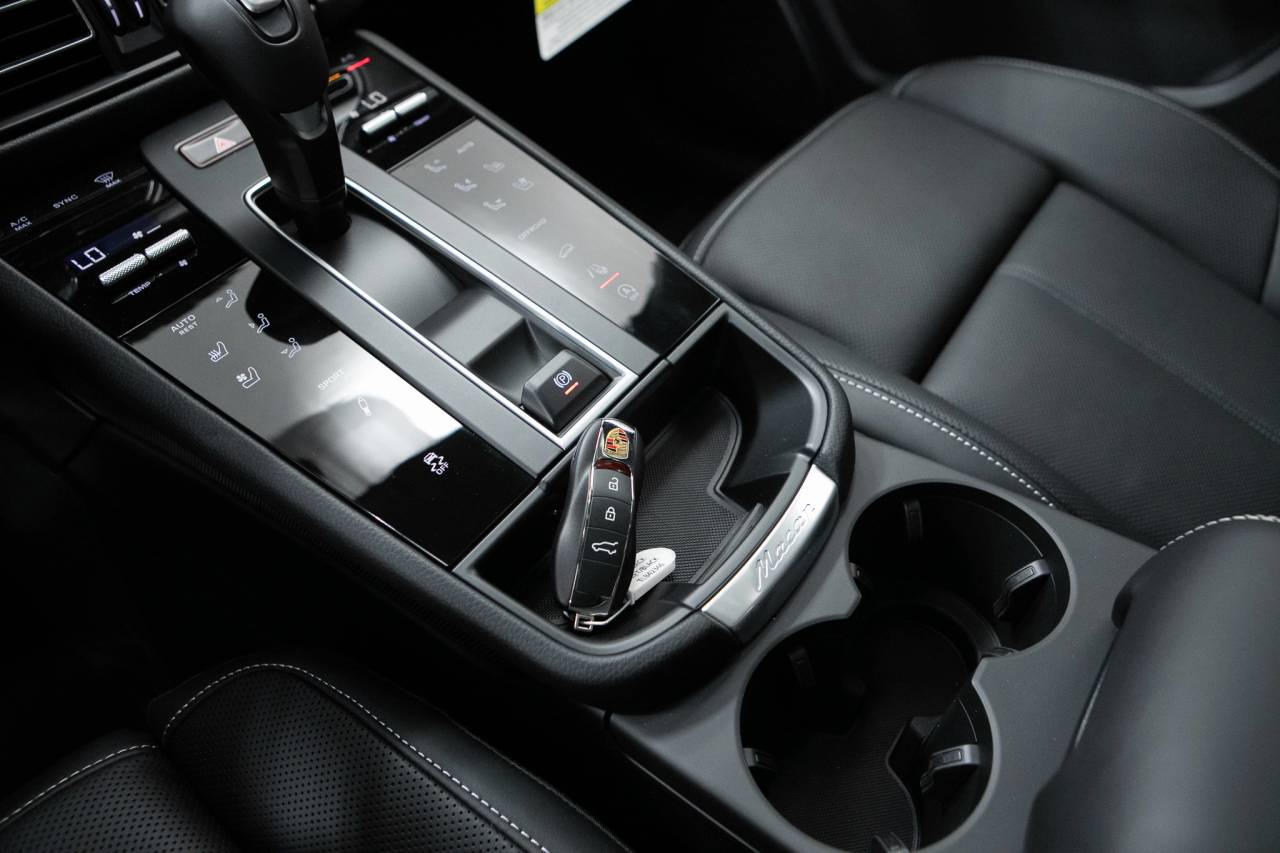 Thumbnail: 2026 Porsche Macan - 32