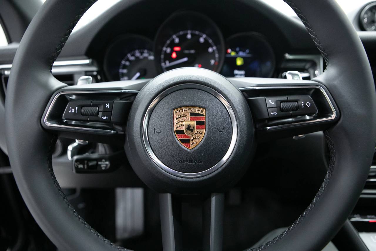 Thumbnail: 2026 Porsche Macan - 21