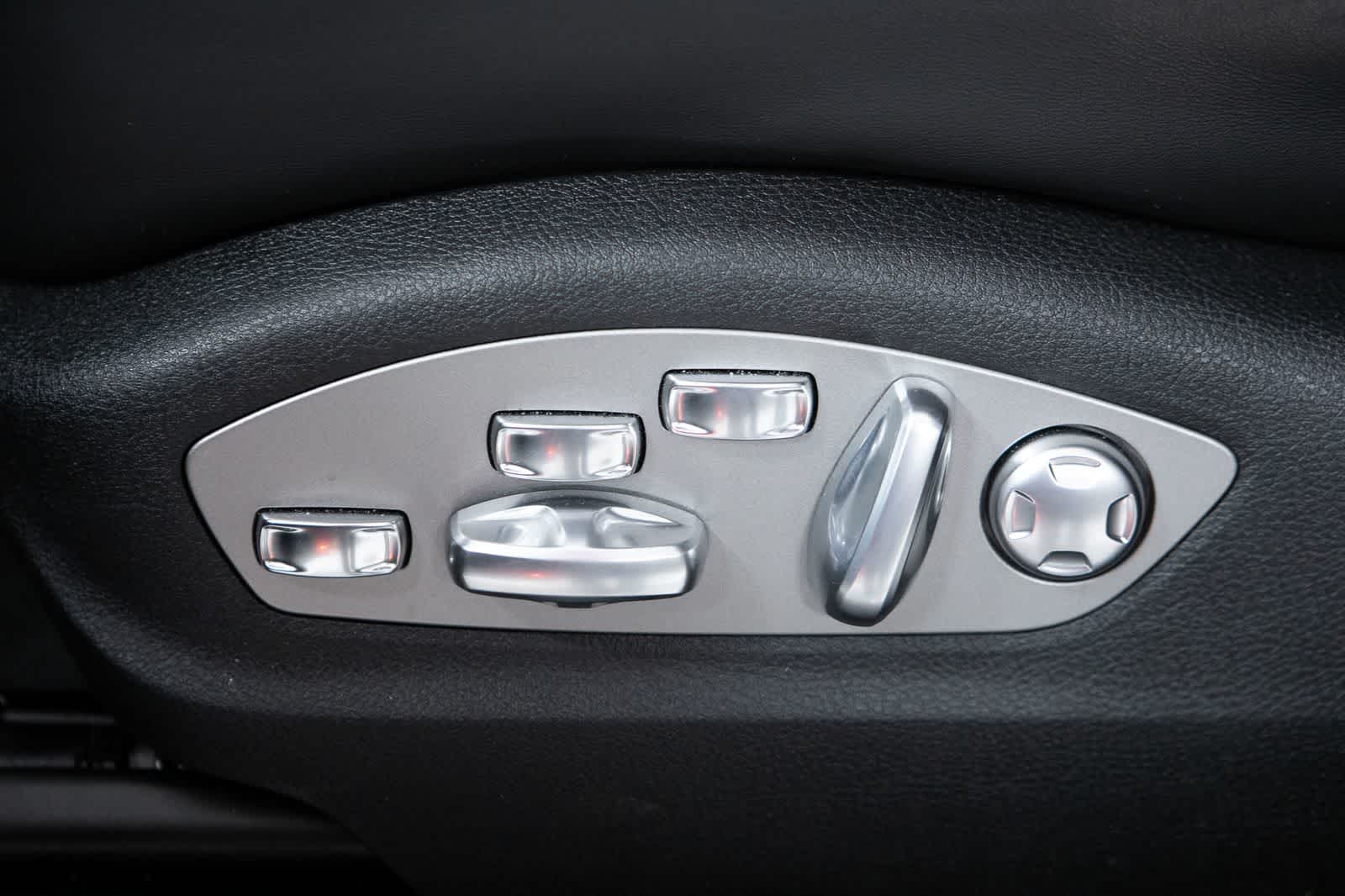 Thumbnail: 2026 Porsche Macan - 24