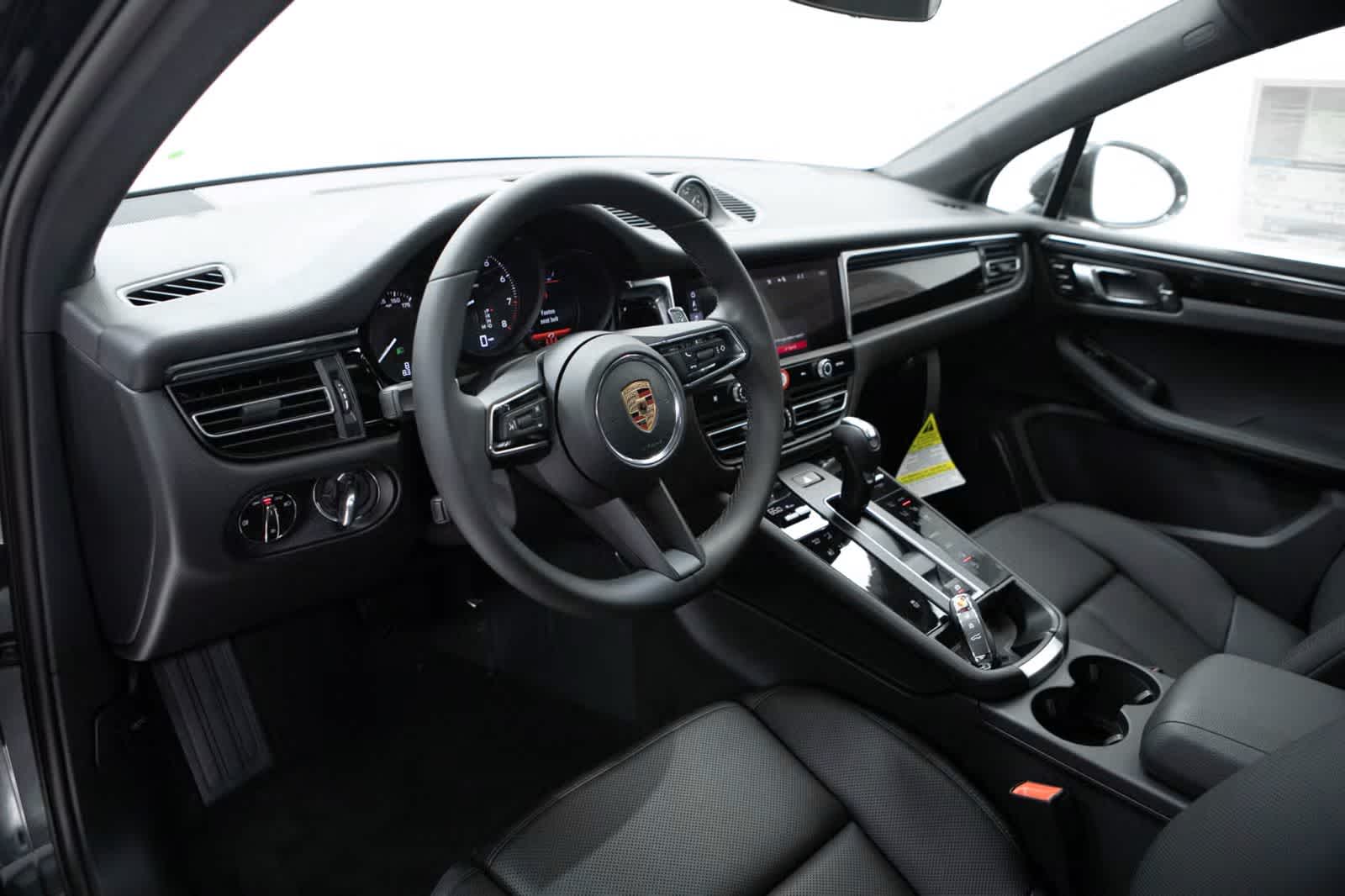 Thumbnail: 2026 Porsche Macan - 4