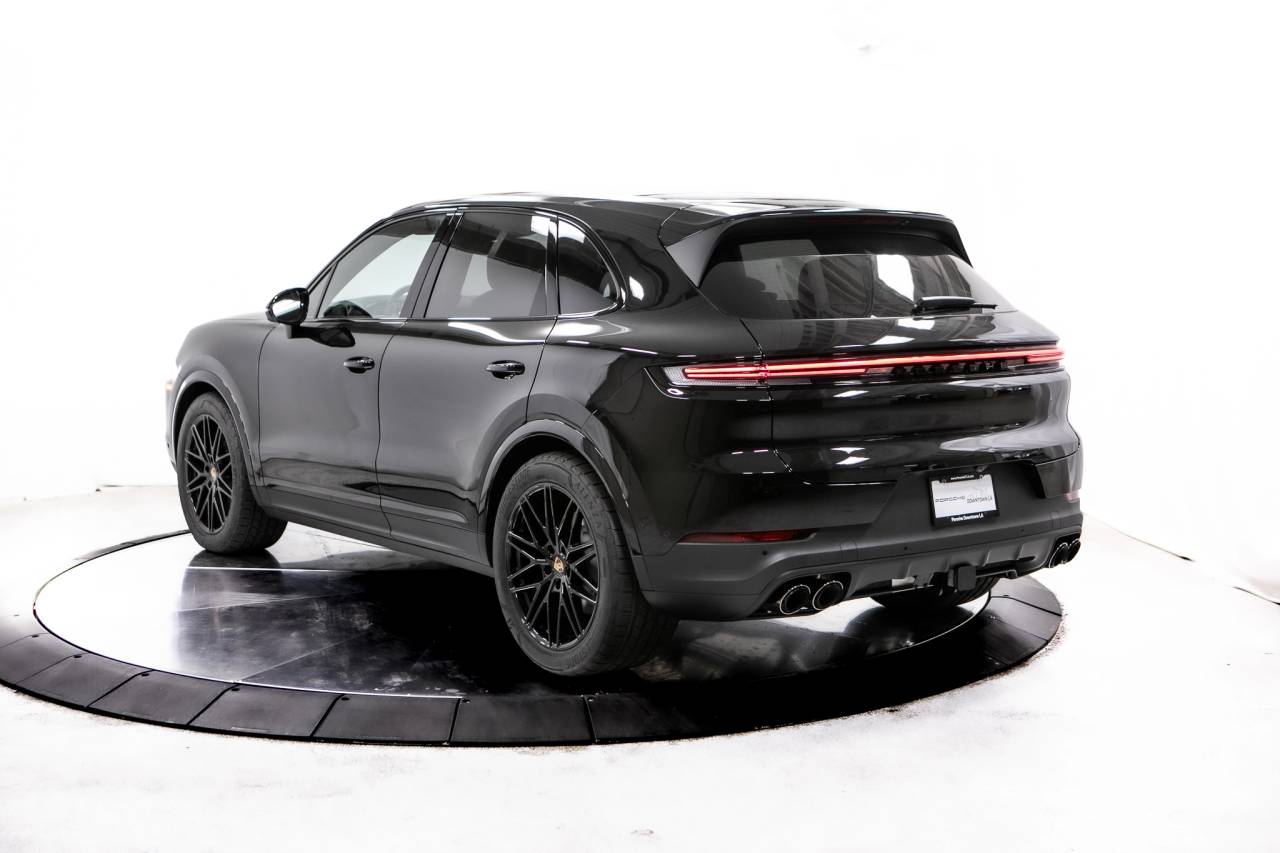 2026 Porsche Cayenne photo 2