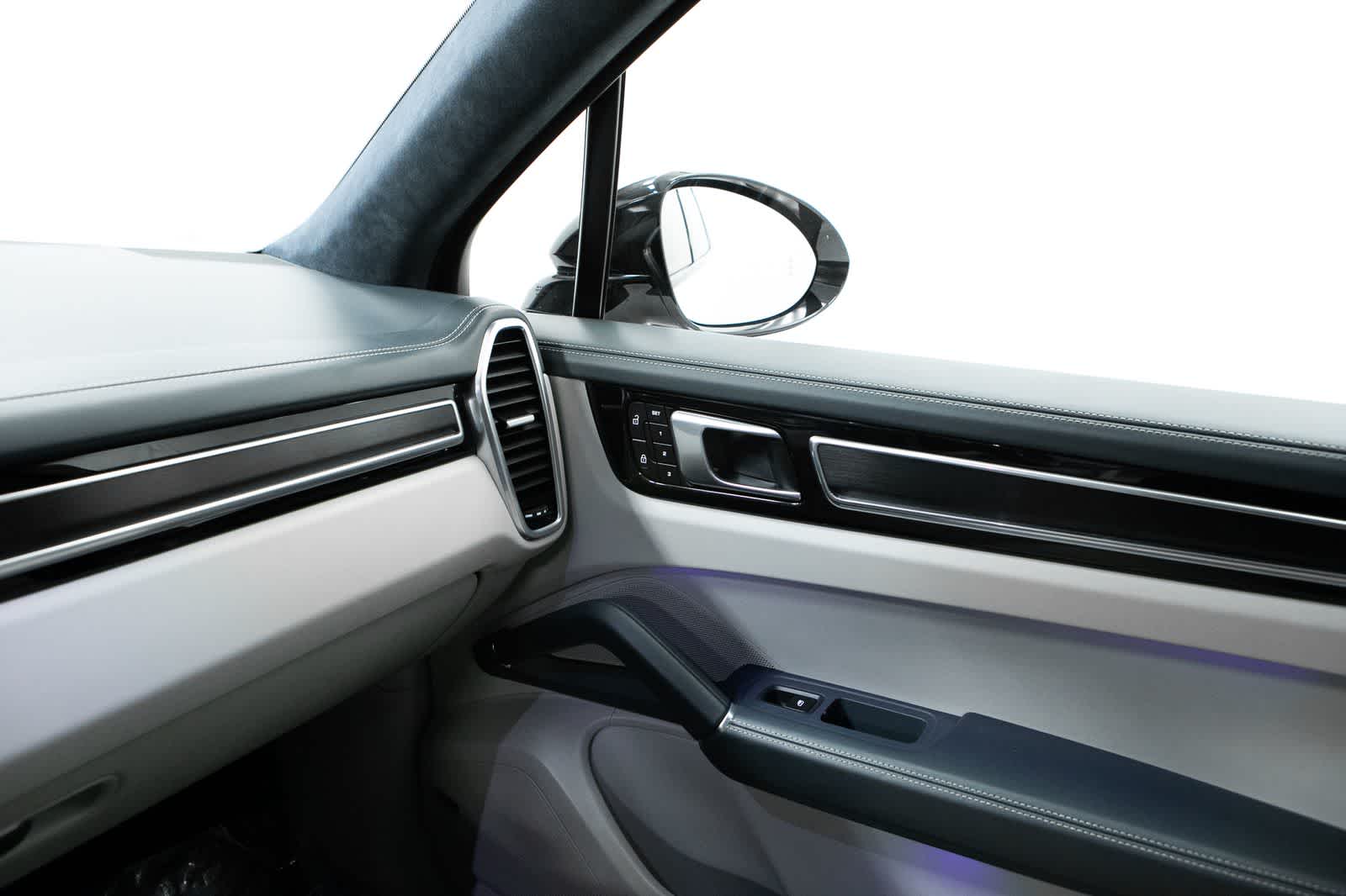 Thumbnail: 2023 Porsche Cayenne - 30