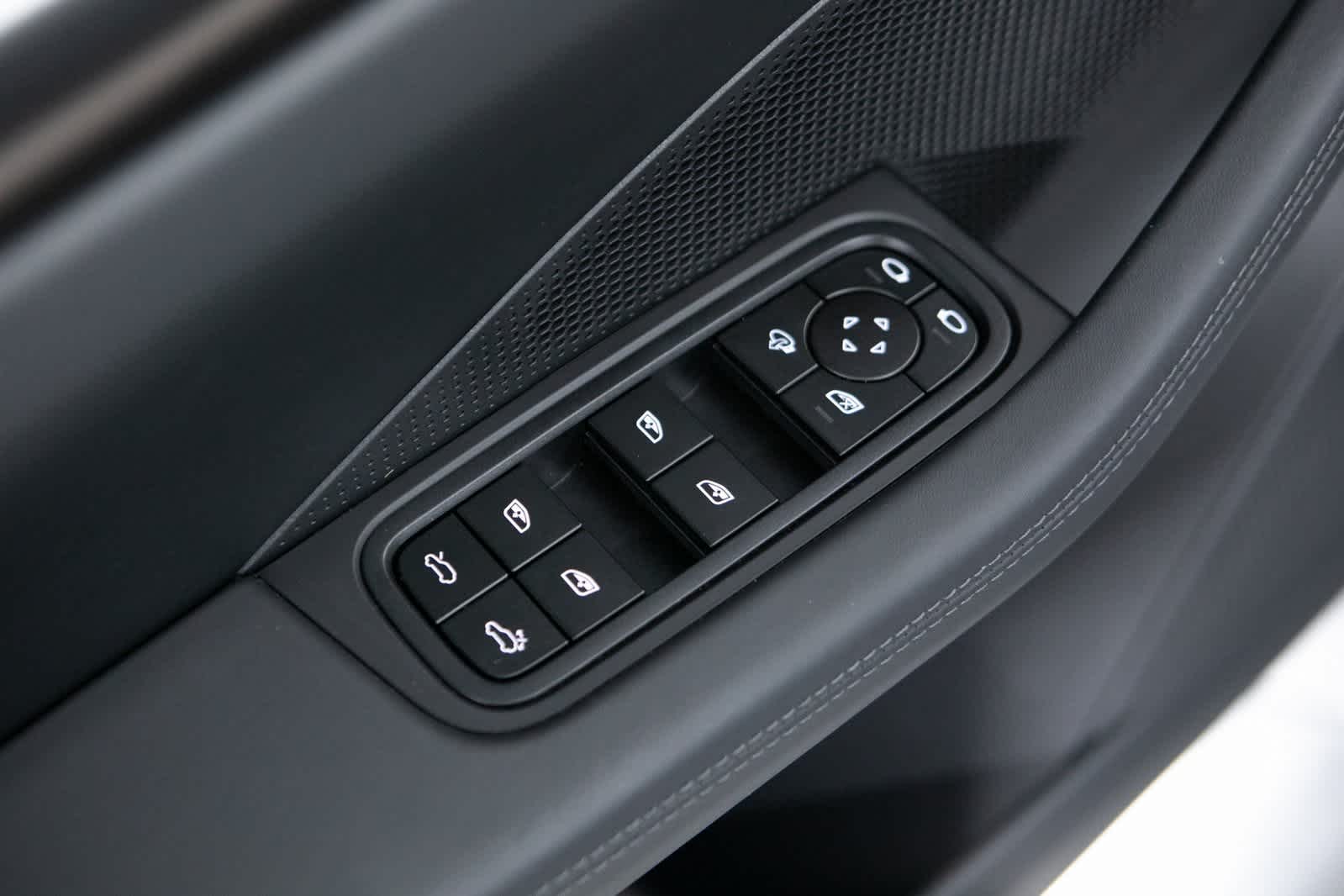 Thumbnail: 2025 Porsche Macan - 18