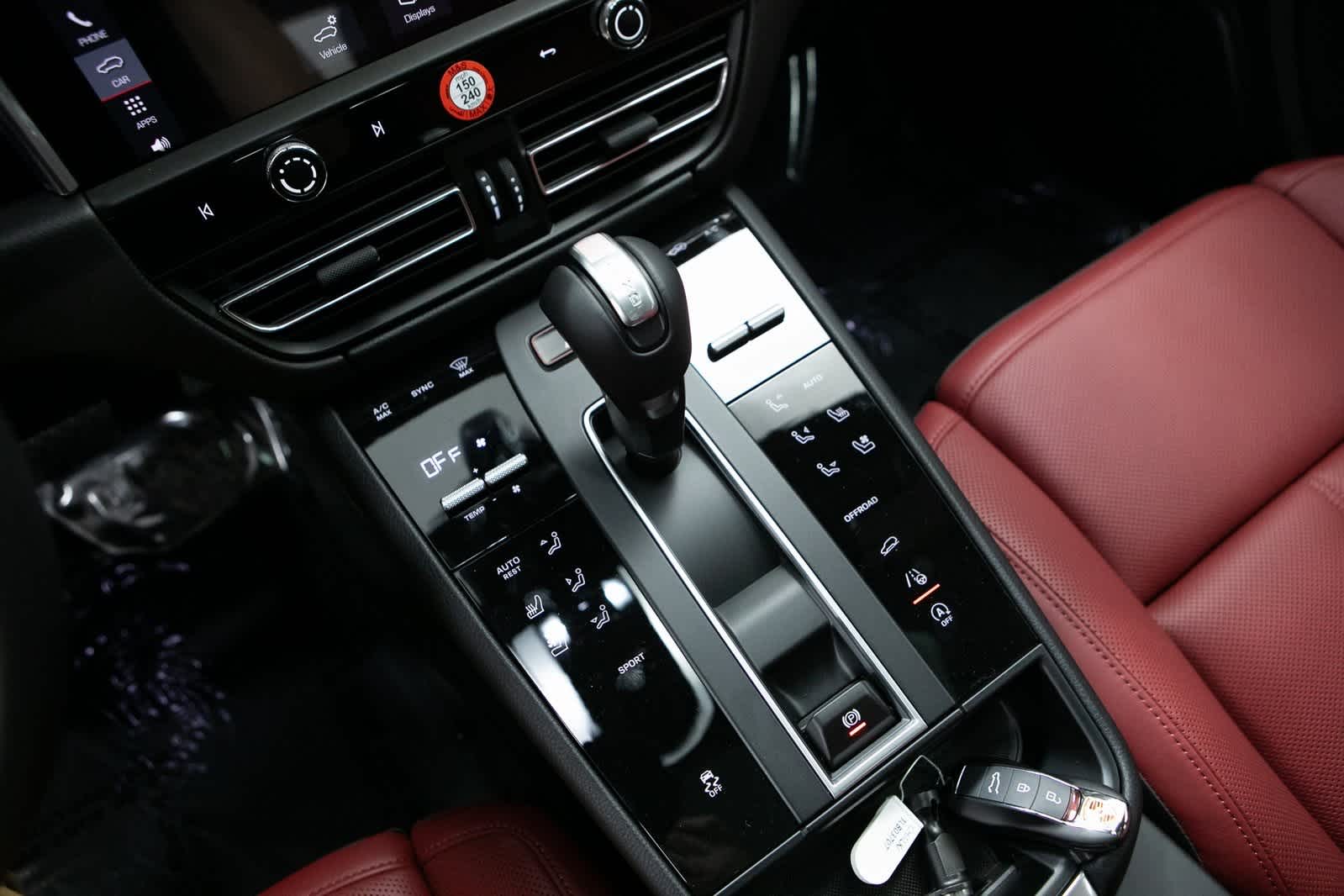 Thumbnail: 2025 Porsche Macan - 21