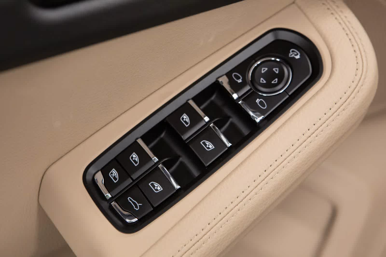 Thumbnail: 2026 Porsche Macan - 25