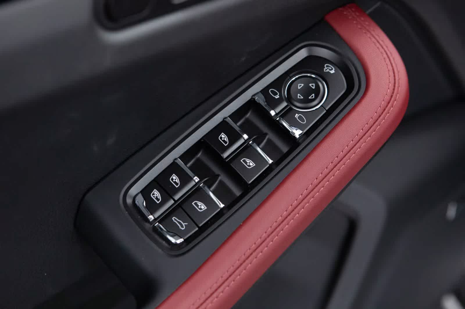 Thumbnail: 2025 Porsche Macan - 25