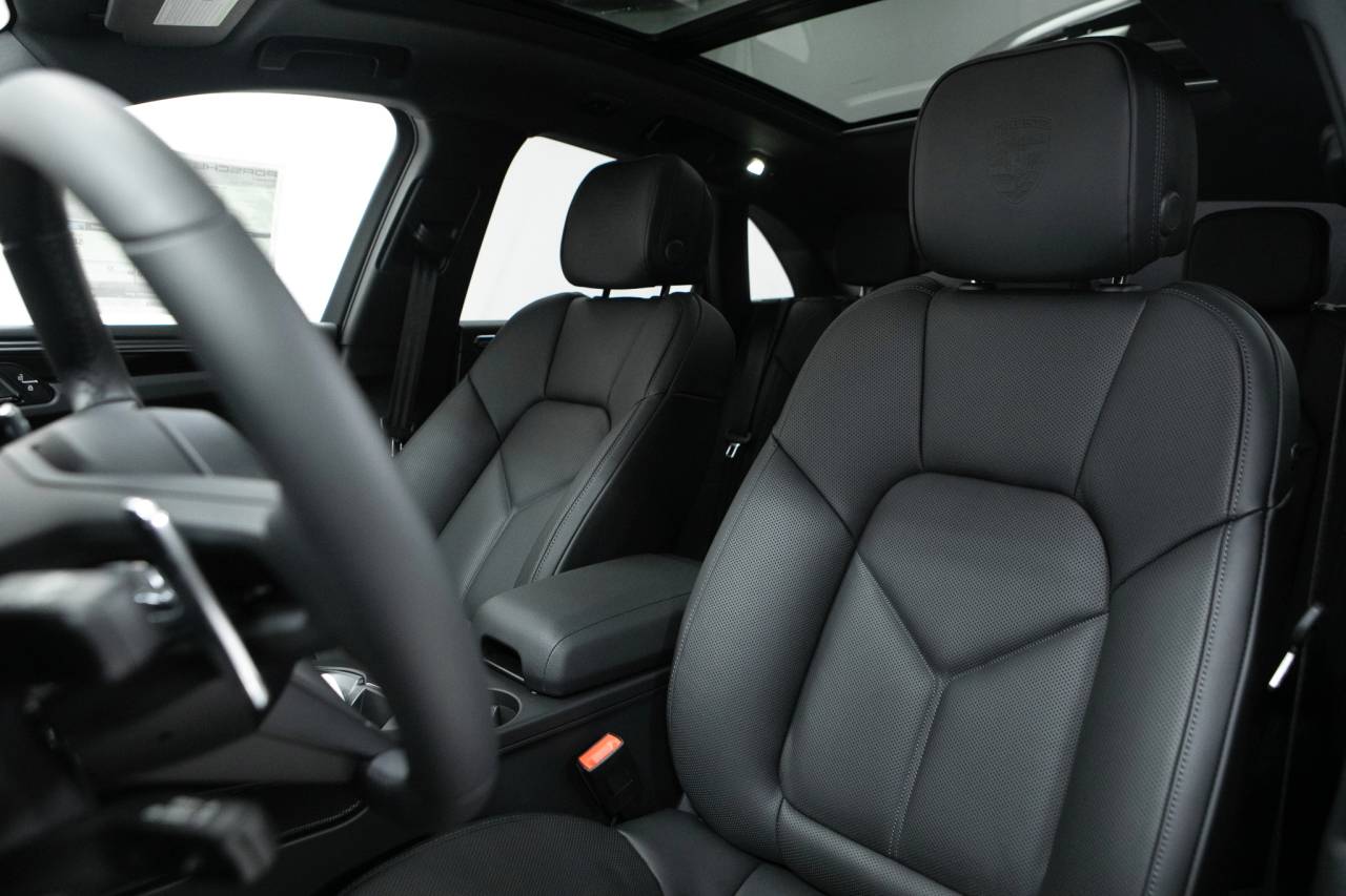 Thumbnail: 2026 Porsche Macan - 5