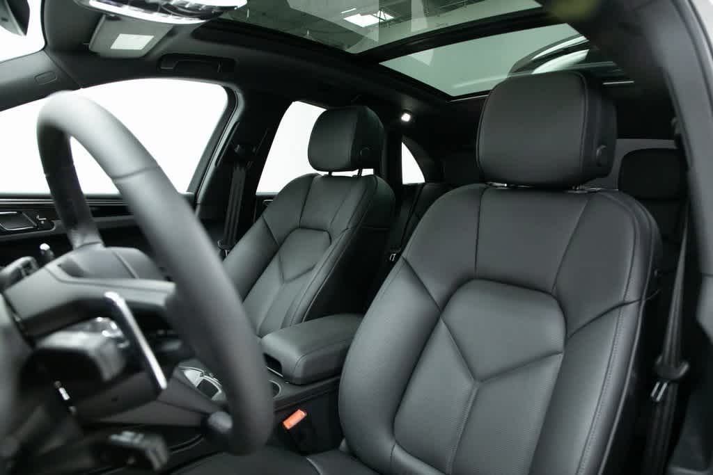 Thumbnail: 2025 Porsche Macan - 5