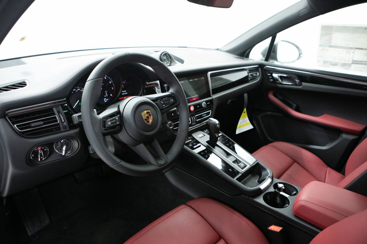 Thumbnail: 2026 Porsche Macan - 4