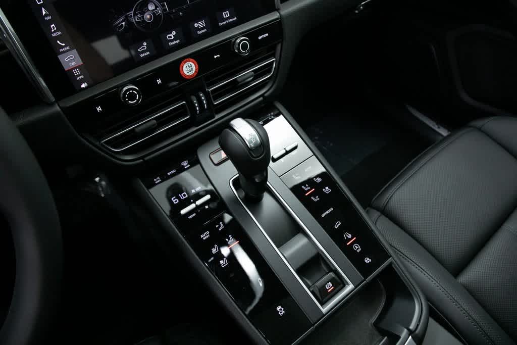 Thumbnail: 2025 Porsche Macan - 22