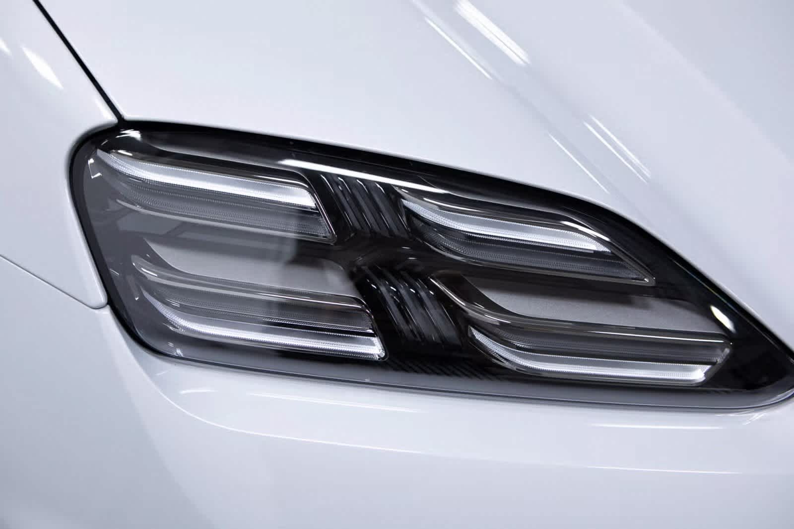 Thumbnail: 2025 Porsche Macan - 32