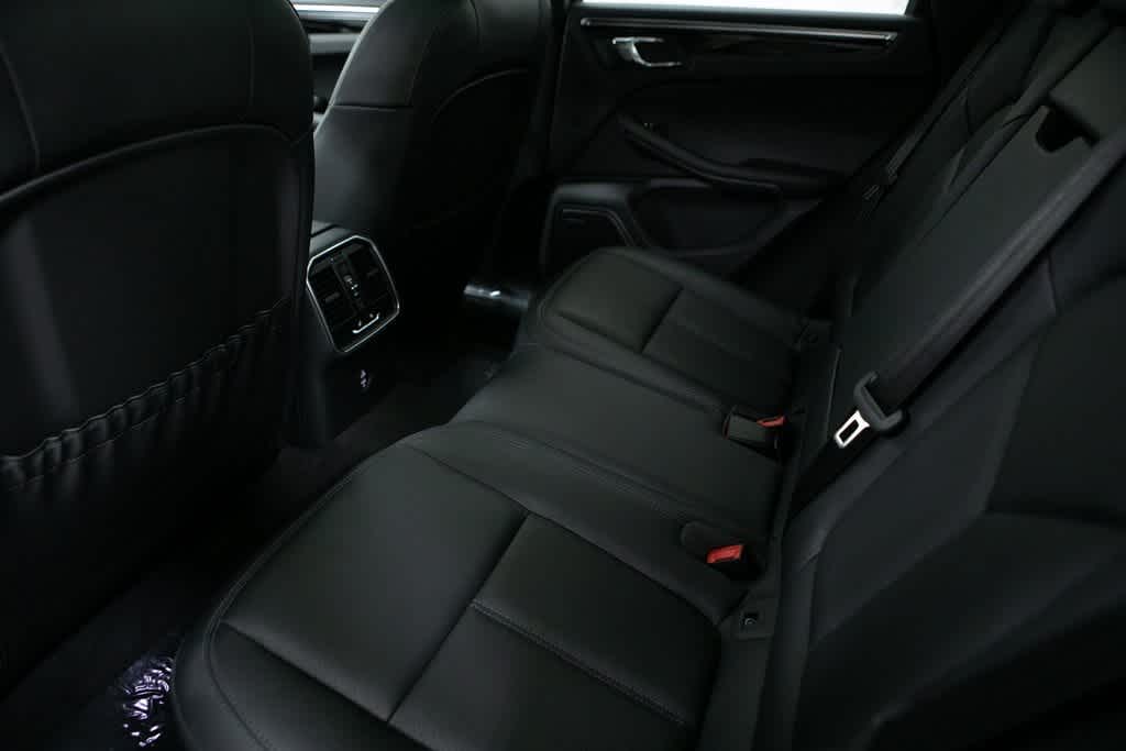 Thumbnail: 2025 Porsche Macan - 32