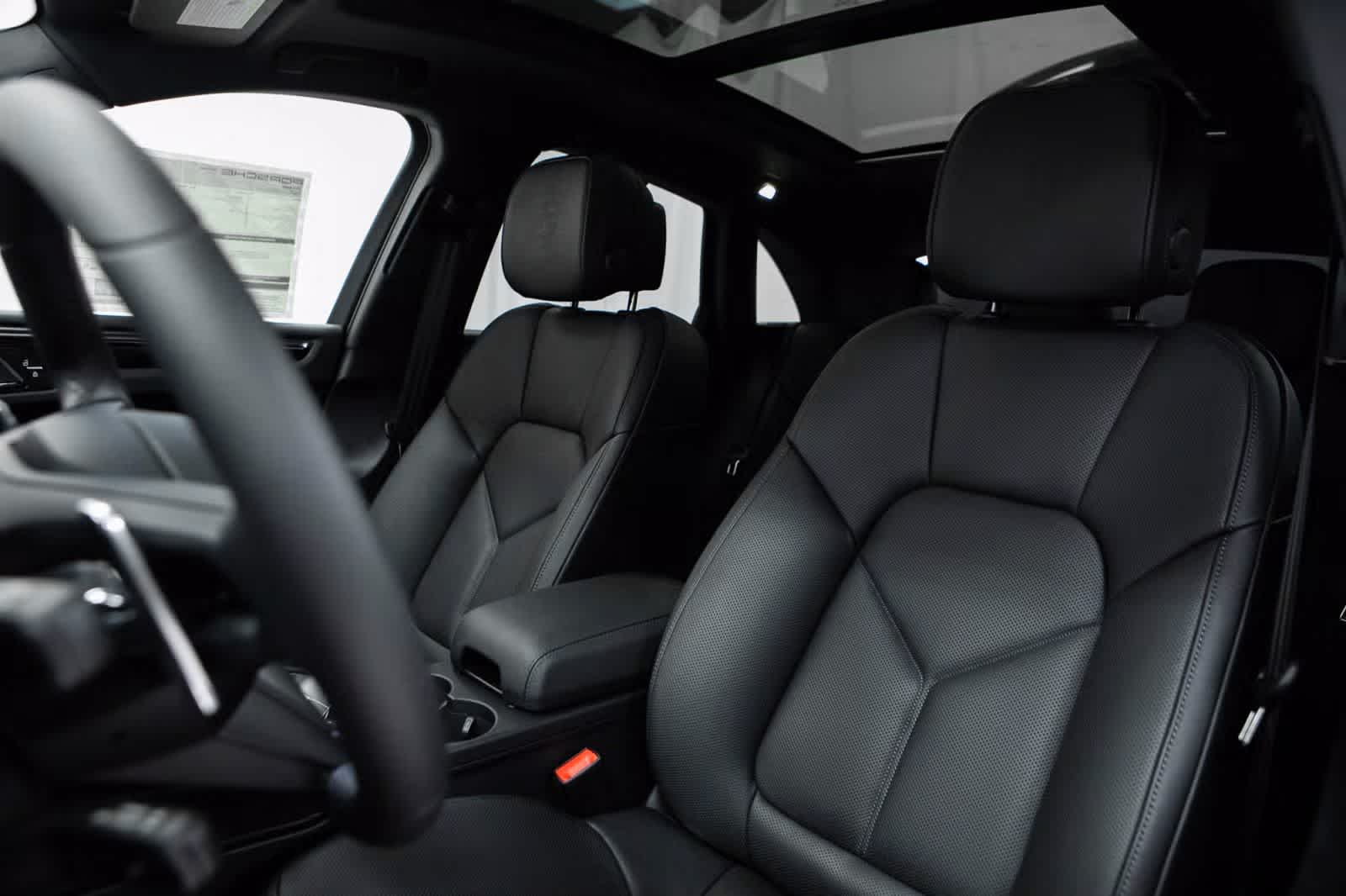 Thumbnail: 2026 Porsche Macan - 5