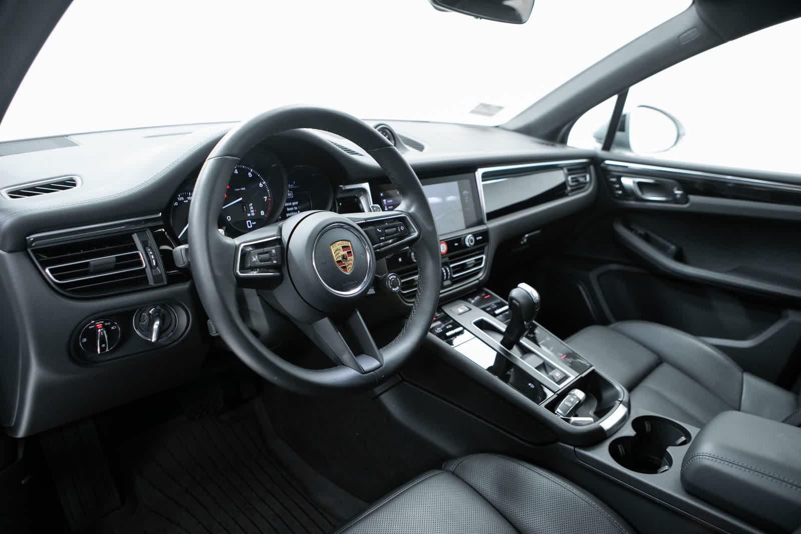 Thumbnail: 2026 Porsche Macan - 3
