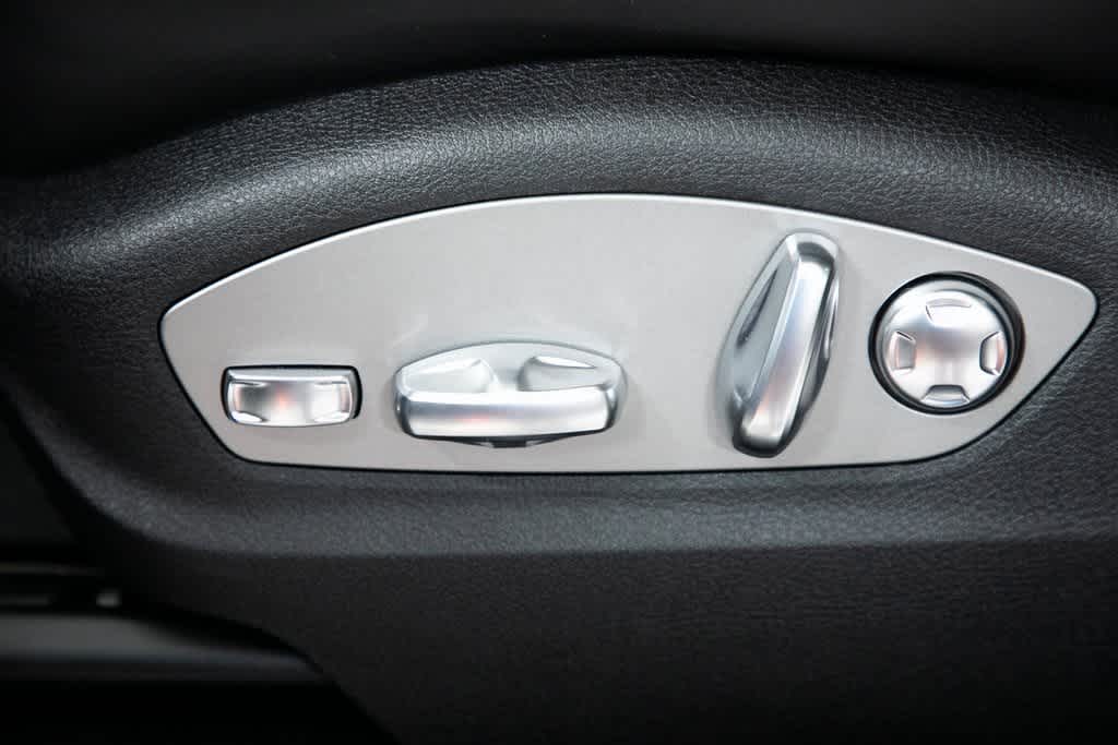 Thumbnail: 2025 Porsche Macan - 19