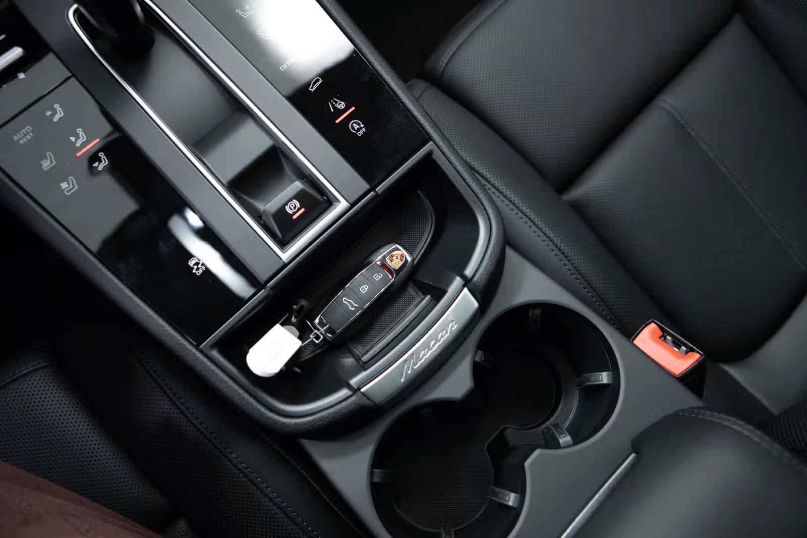 Thumbnail: 2026 Porsche Macan - 32