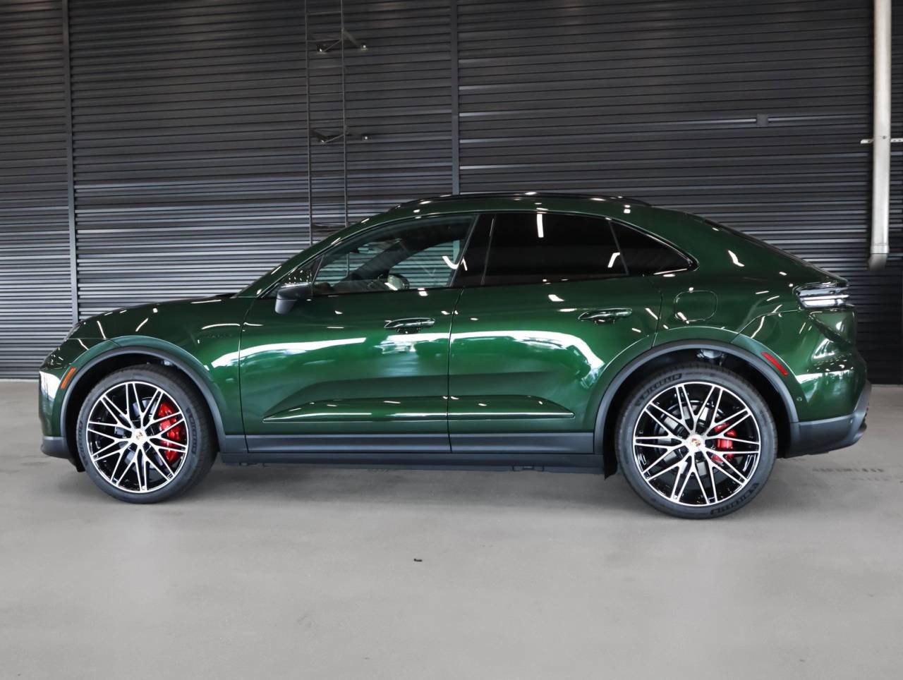 Thumbnail: 2025 Porsche Macan - 2