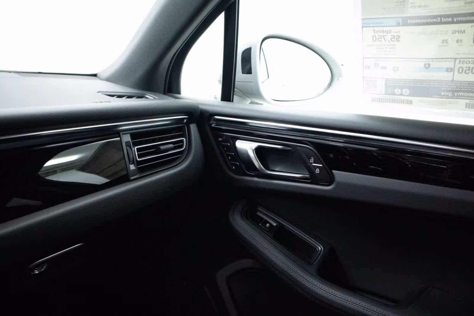 Thumbnail: 2025 Porsche Macan - 25